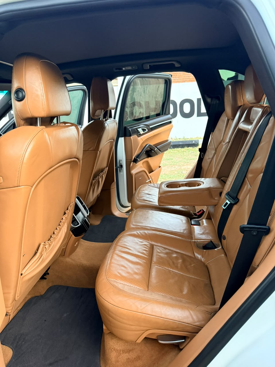 Porsche Cayenne — view 5