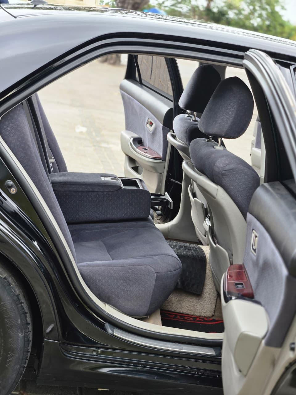 Toyota Crown Royal Saloon — view 5