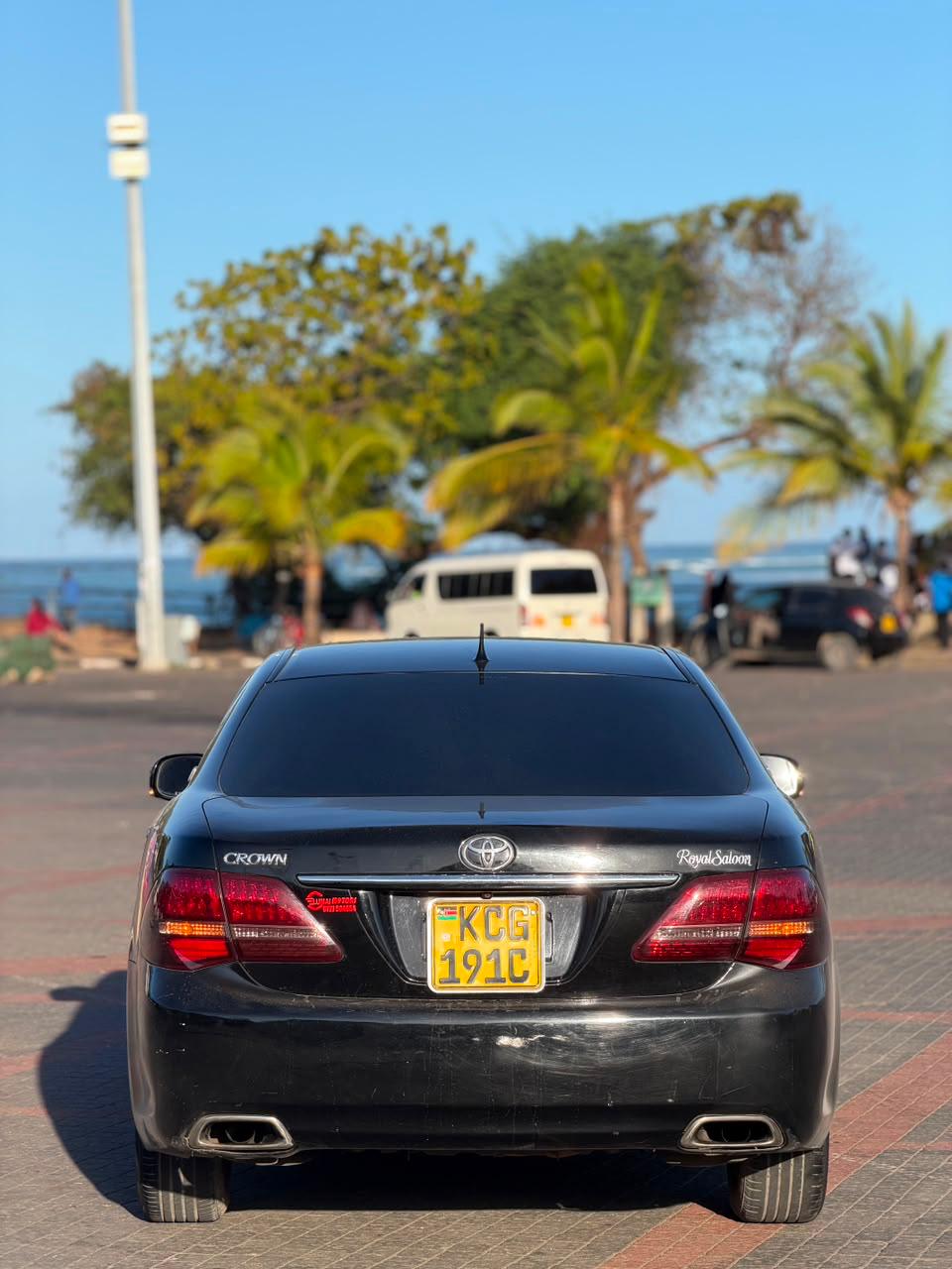Toyota Crown Royal Saloon — view 7