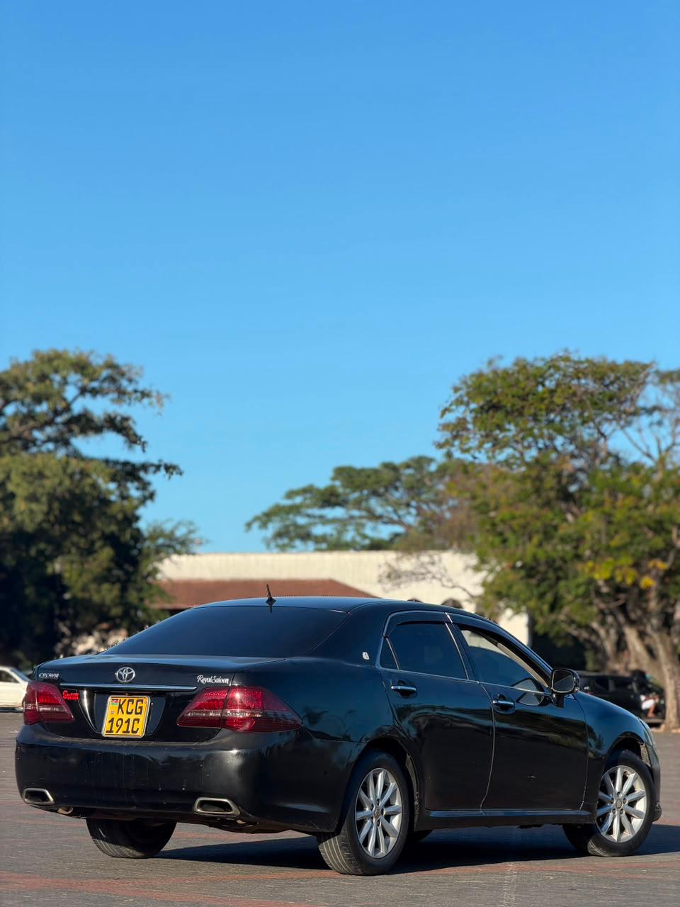 Toyota Crown Royal Saloon — view 8