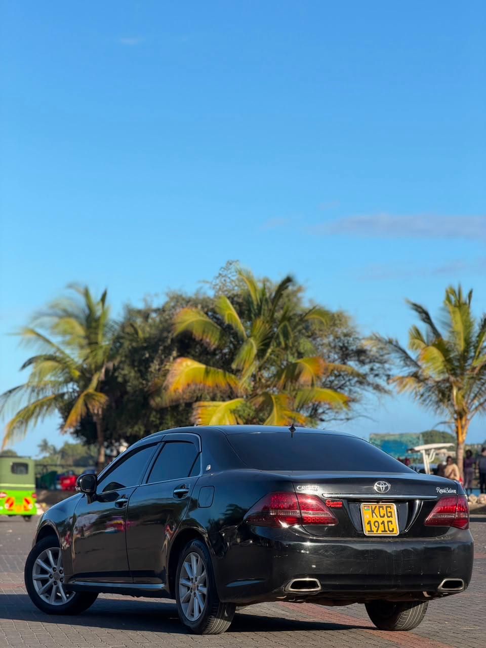 Toyota Crown Royal Saloon — view 9