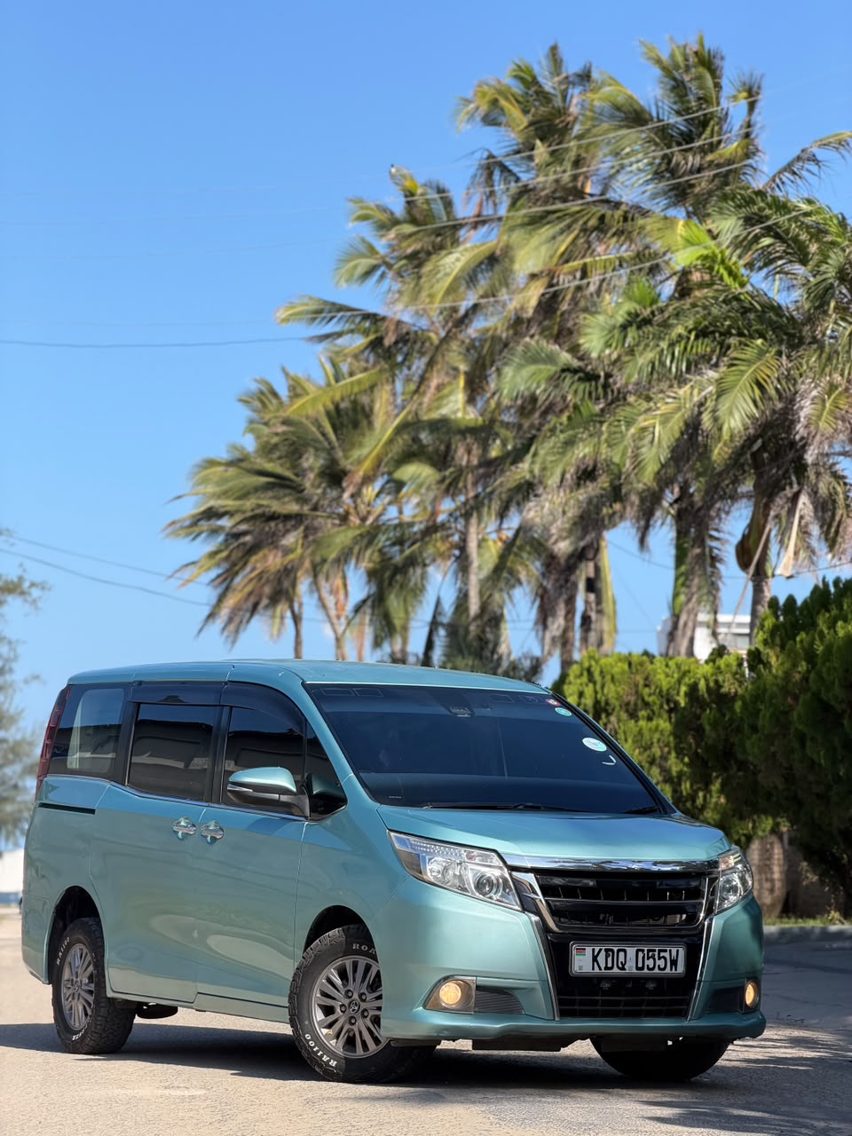 Toyota Esquire — view 7