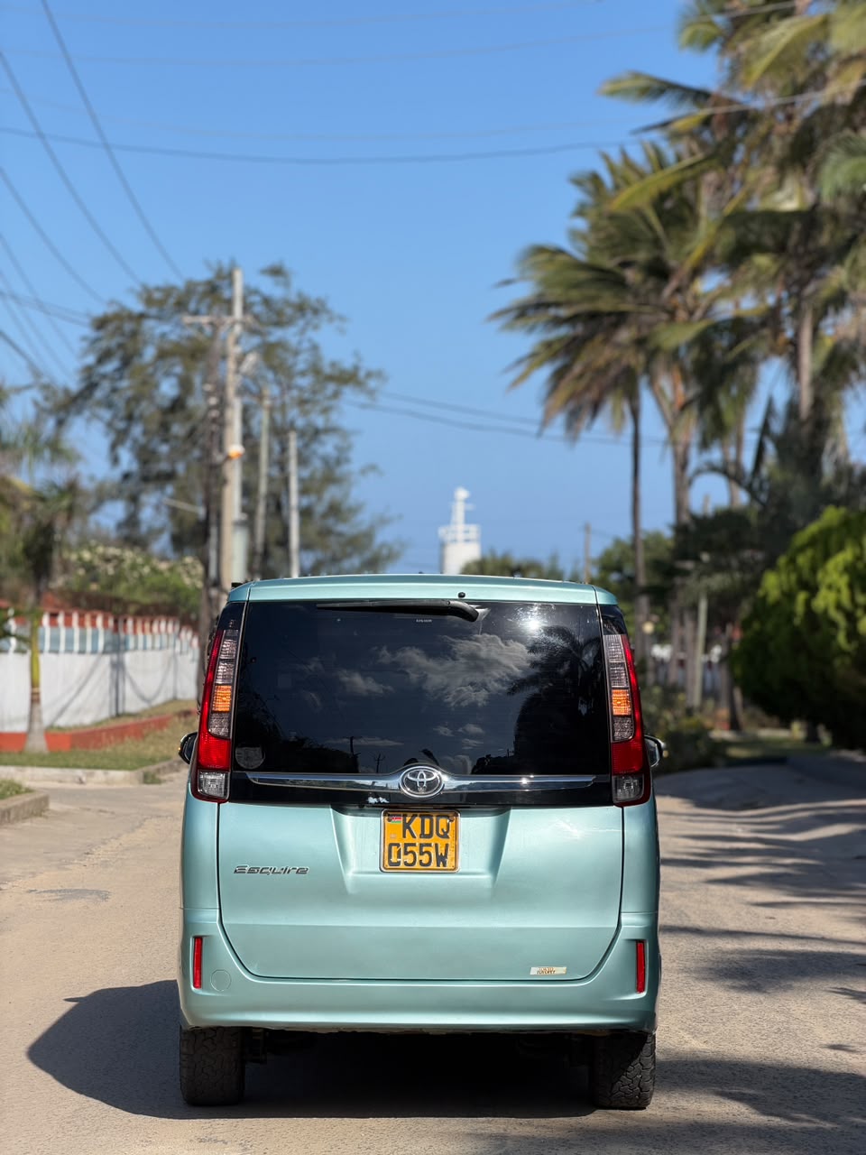Toyota Esquire — view 4