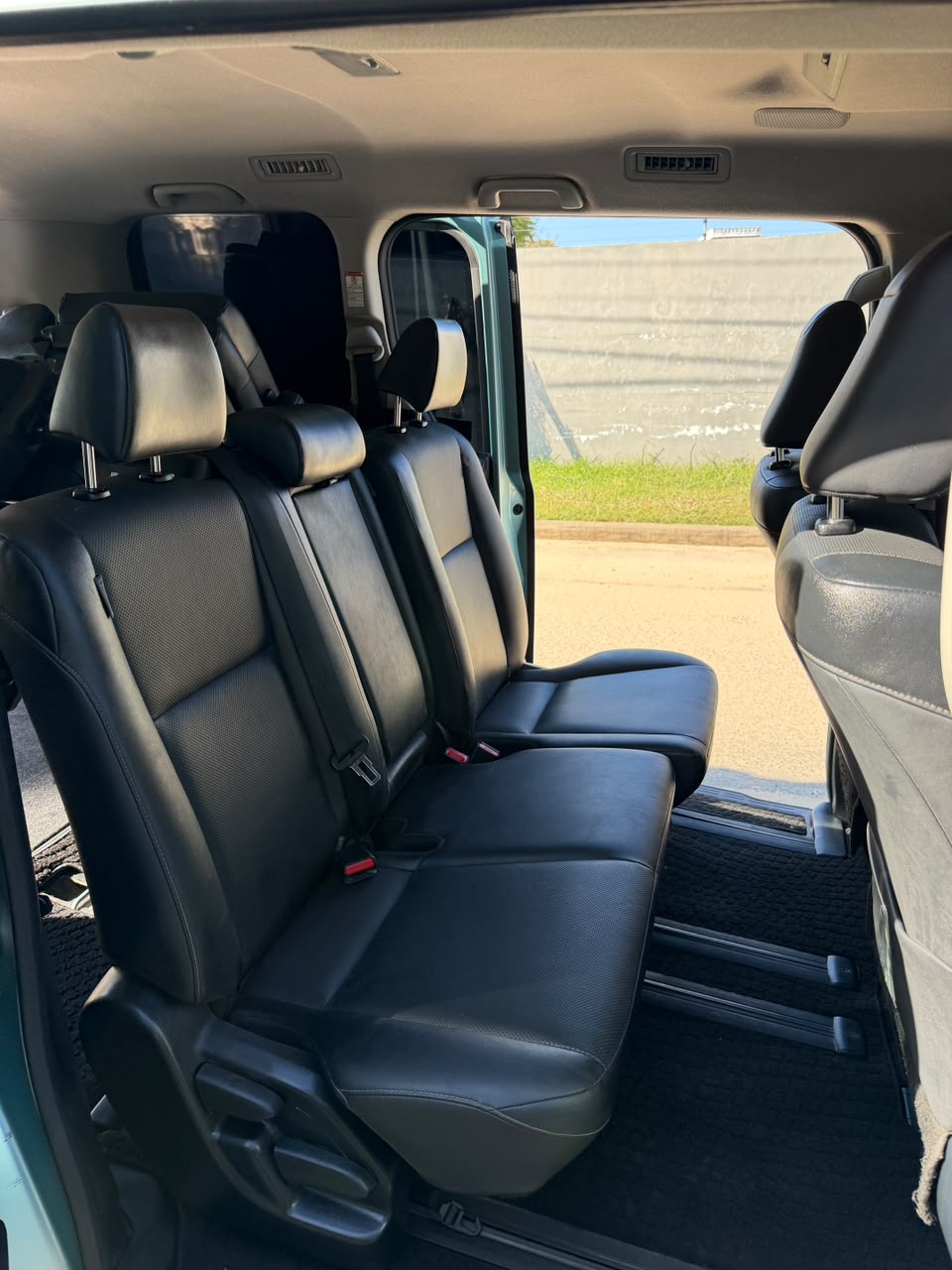 Toyota Esquire — view 9