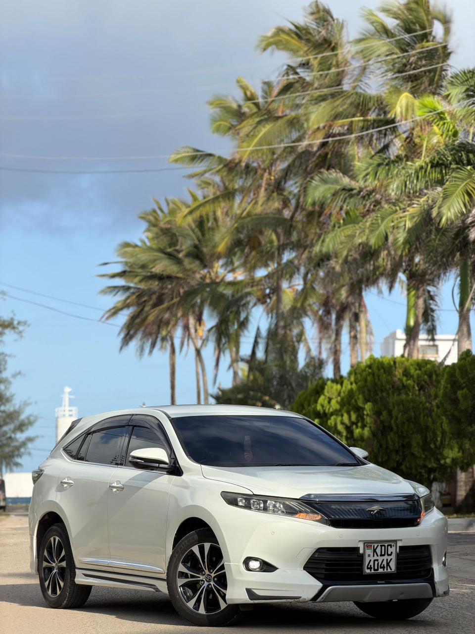 Toyota Harrier — view 4