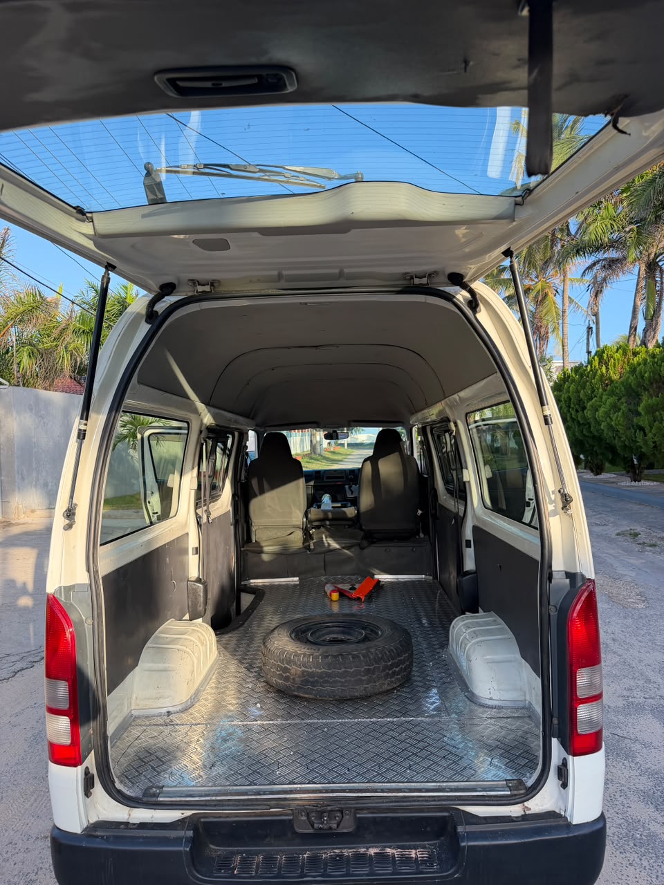 Toyota Hiace — view 8
