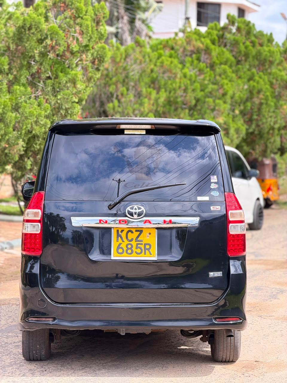 Toyota Noah — view 7