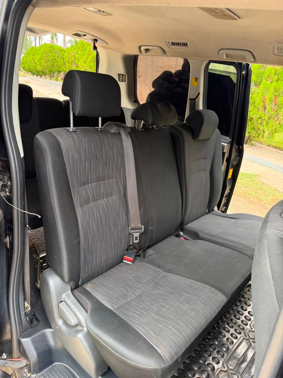 Toyota Noah — view 8