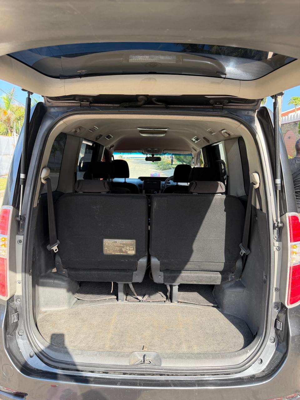 Toyota Noah — view 5