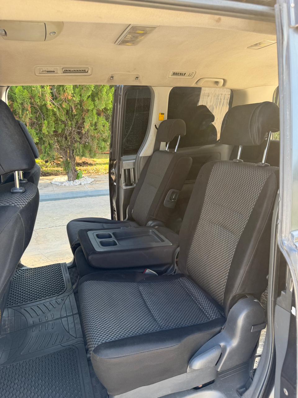 Toyota Noah — view 6