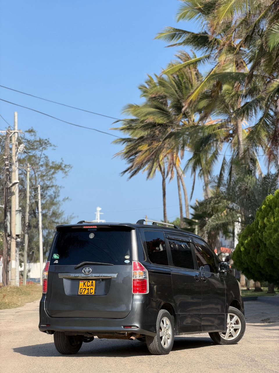 Toyota Noah — view 7