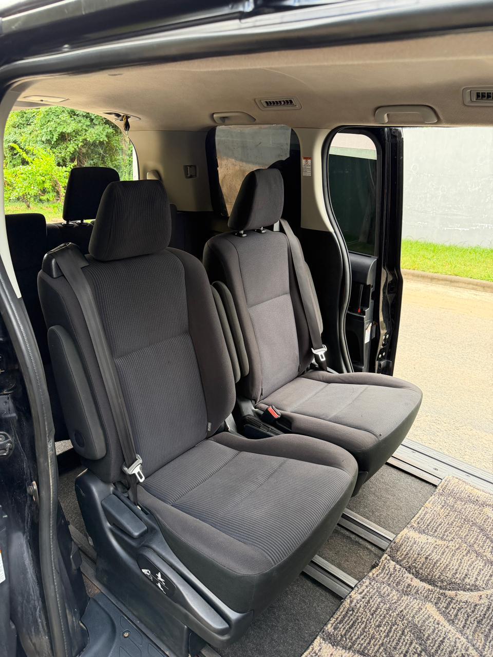Toyota Noah — view 4
