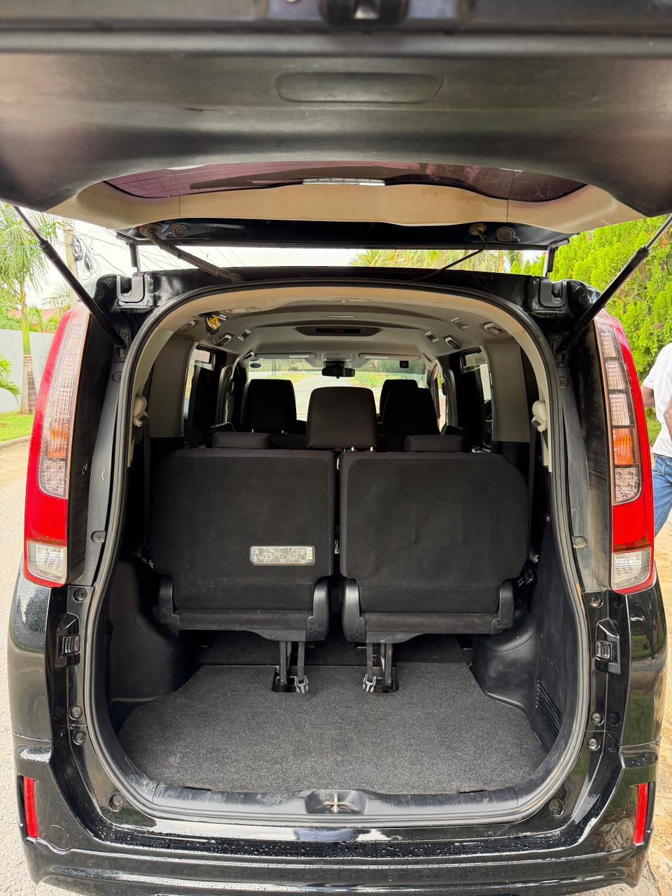 Toyota Noah — view 6
