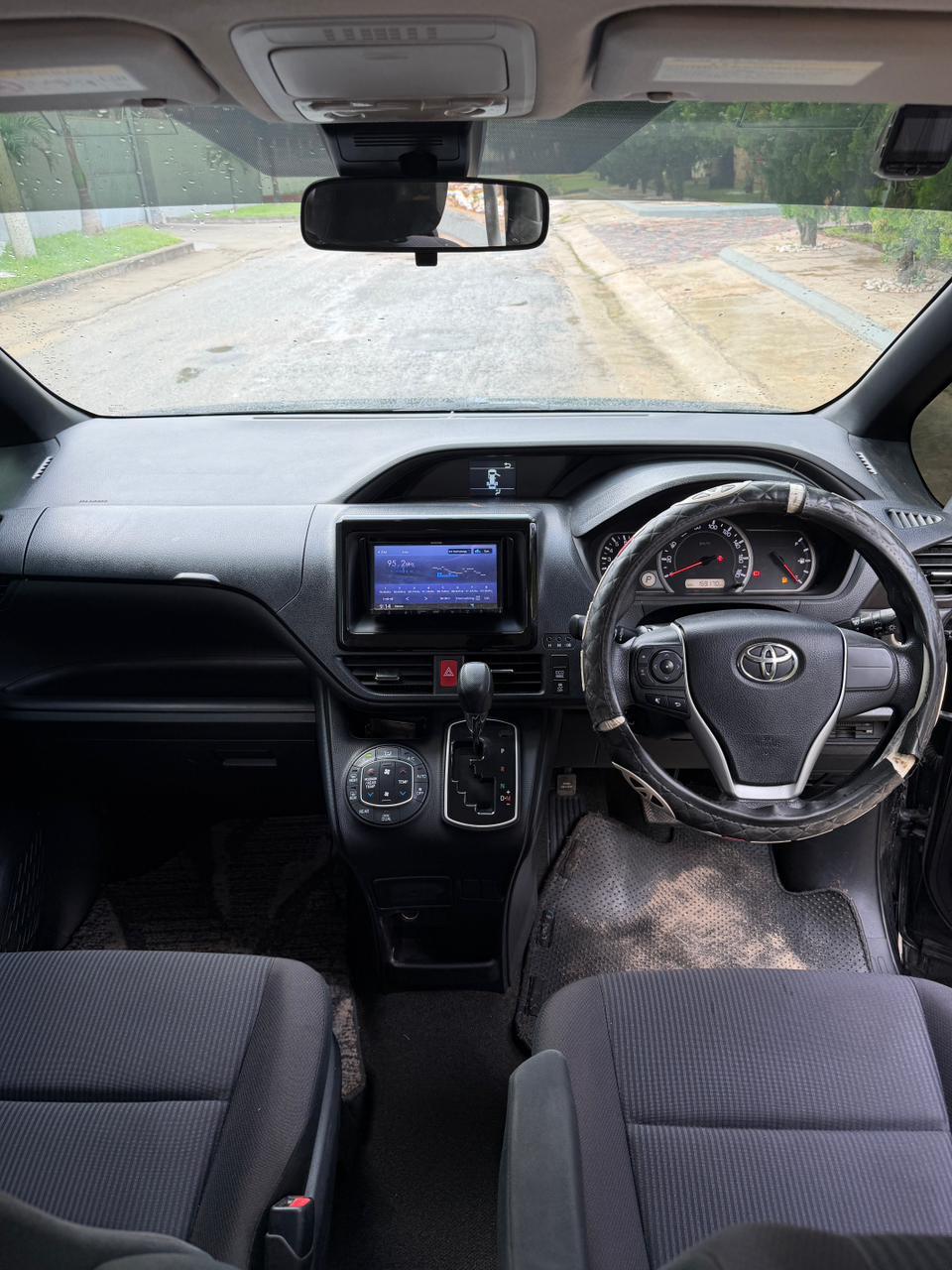 Toyota Noah — view 7