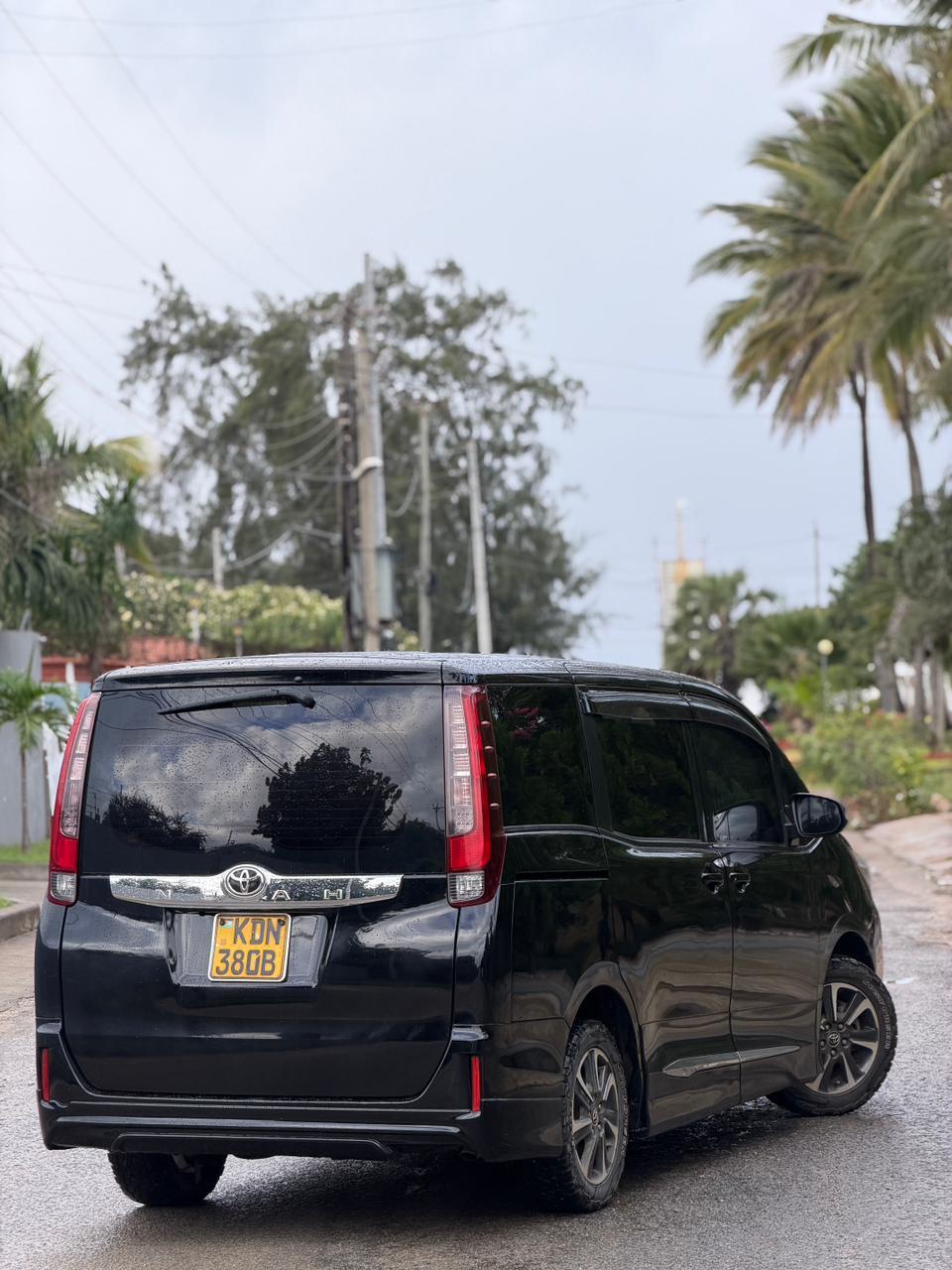 Toyota Noah — view 8