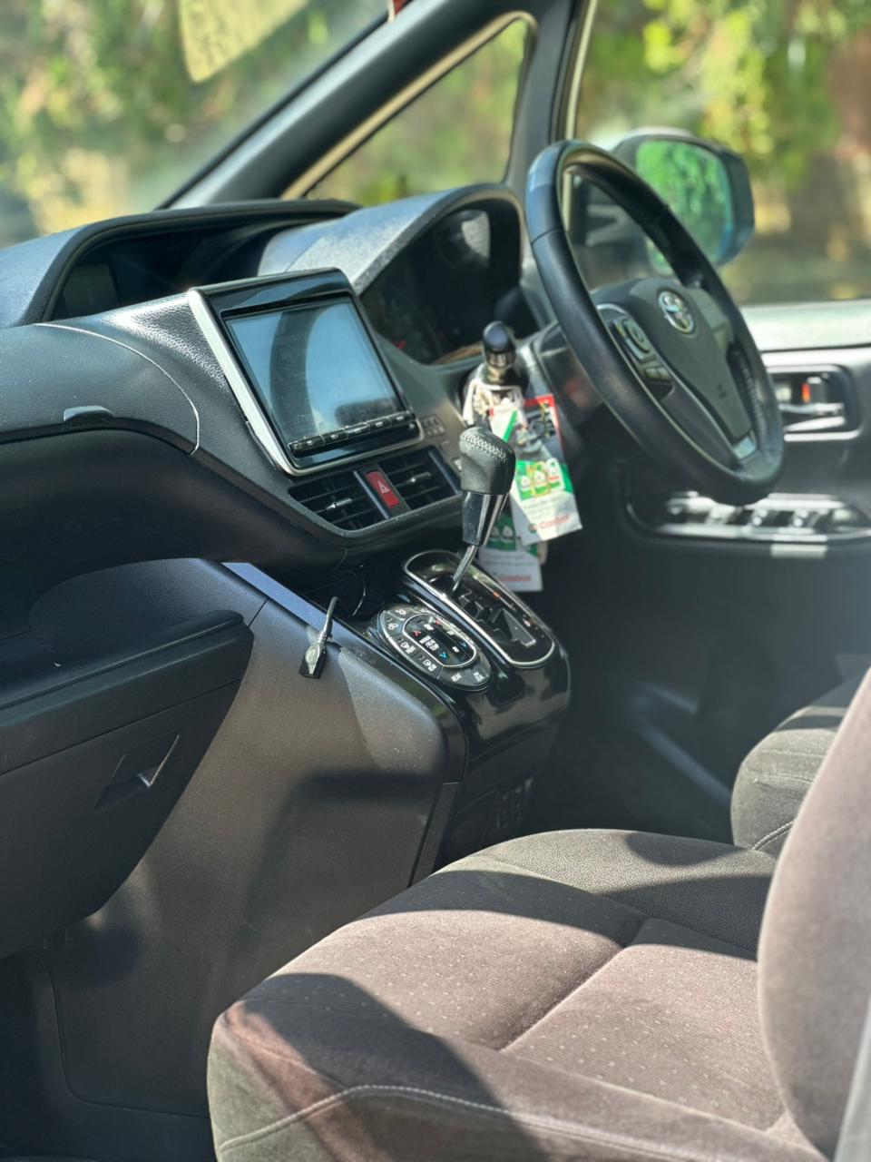 Toyota Noah — view 5