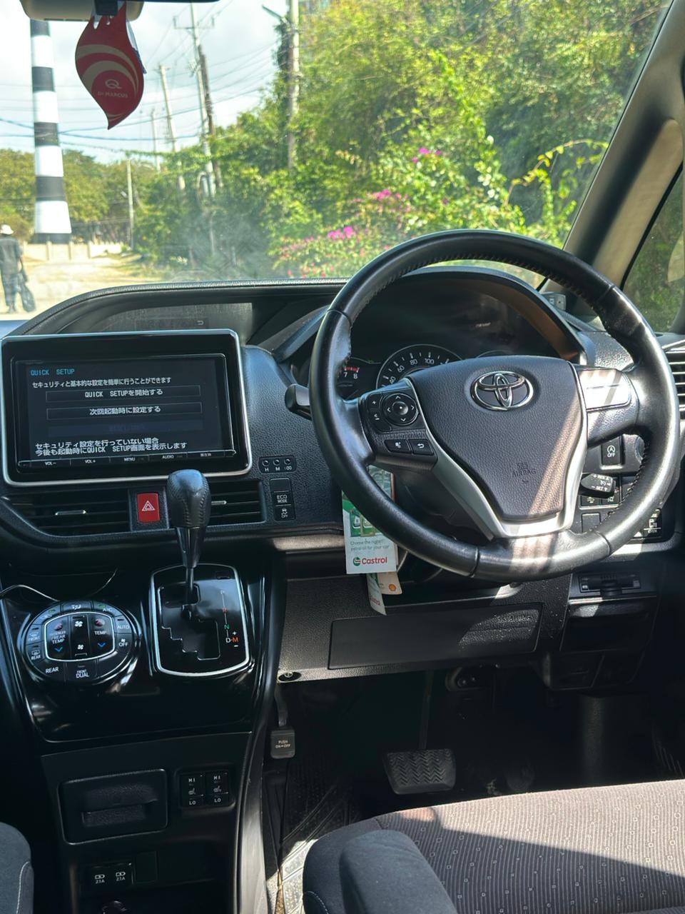 Toyota Noah — view 9