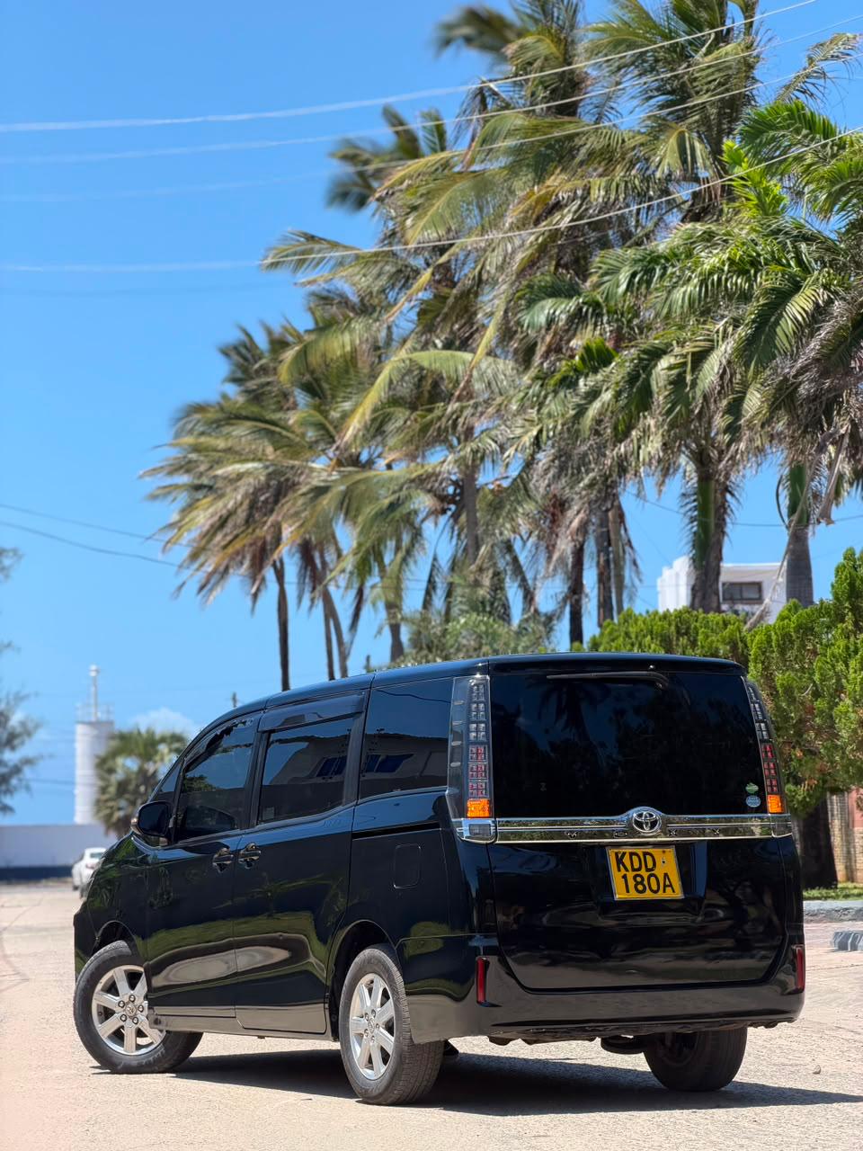 Toyota Voxy — view 7