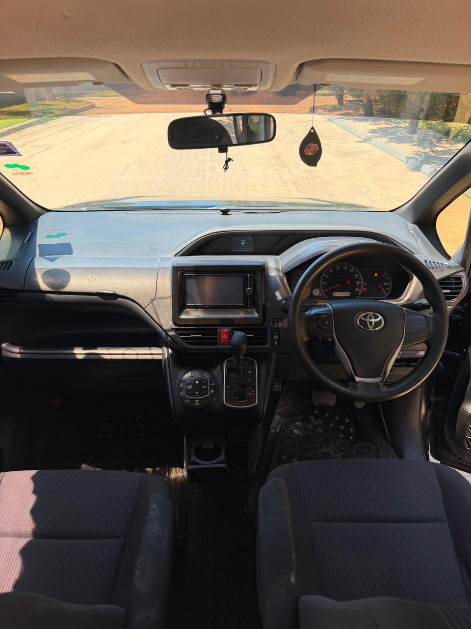 Toyota Voxy — view 11