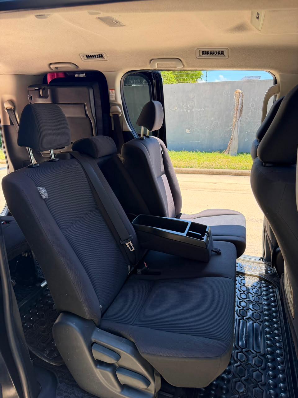 Toyota Voxy — view 12
