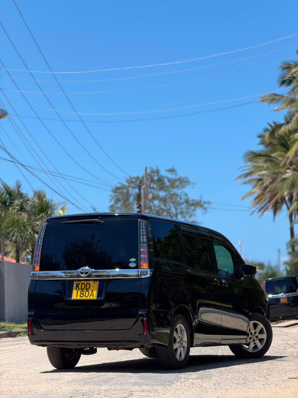 Toyota Voxy — view 8