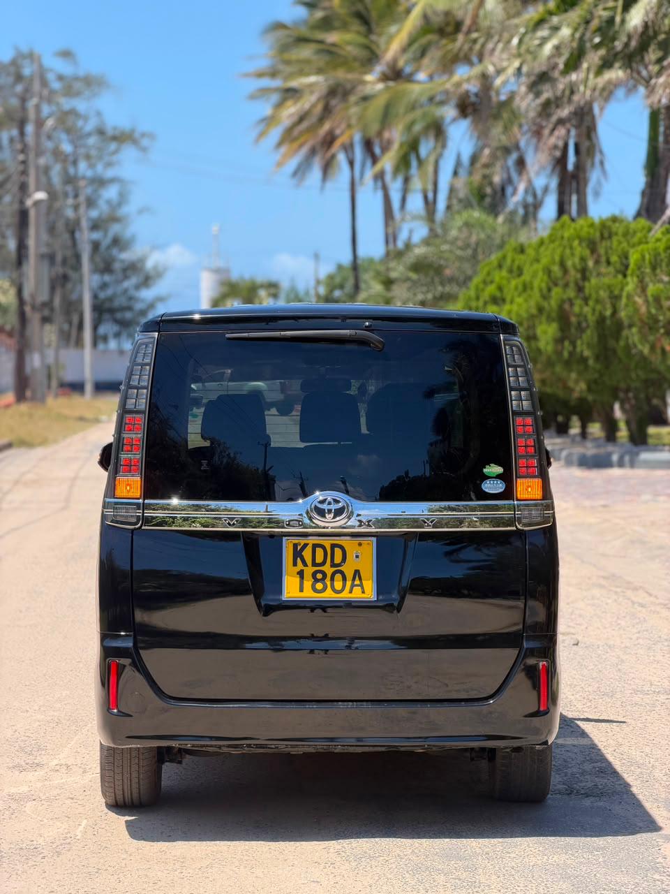 Toyota Voxy — view 9