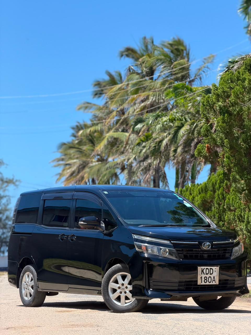 Toyota Voxy — view 10