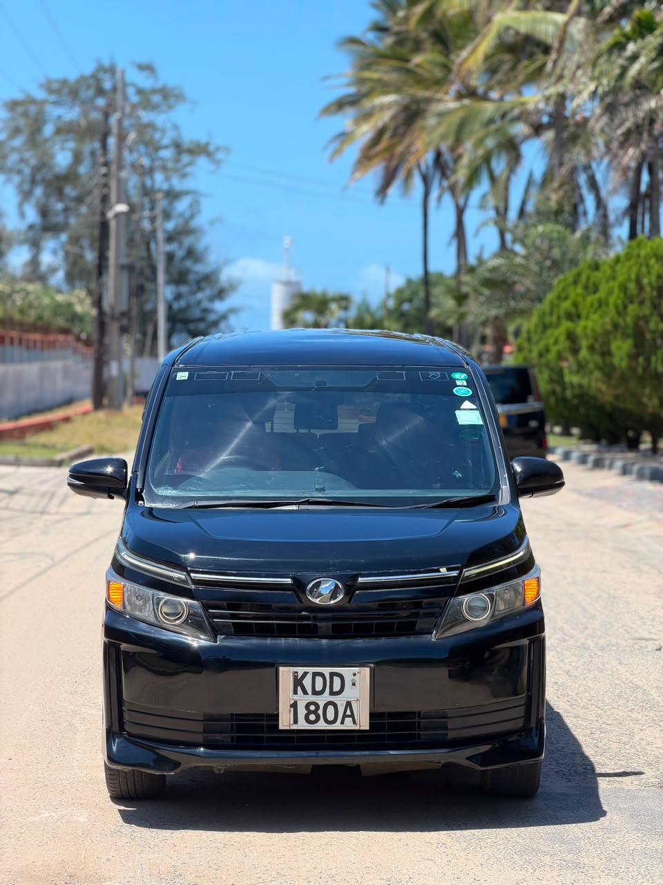 Toyota Voxy — view 4